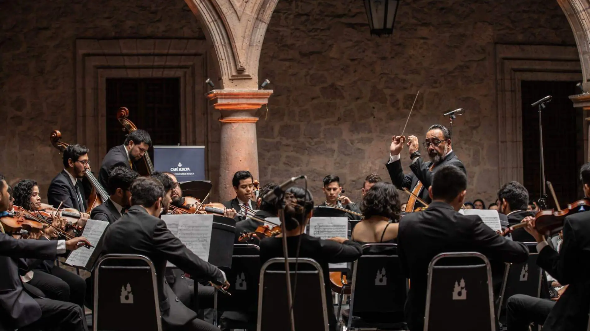 Orquesta musical dando un concierto